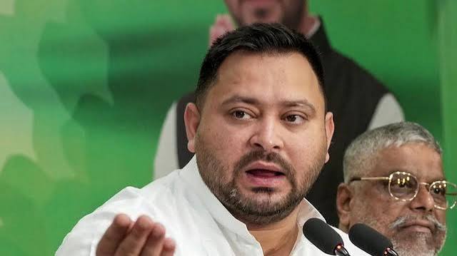 चिराग और मांझी के झगड़े में तेजस्वी ने उछाला 75 फीसदी आरक्षण का मुद्दा, सर्वदलीय कमेटी बनाने को कहा, Bihar Hindi News - Hindustan