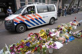 De vries, zoals altijd strak in het pak, was er komen praten over de moord op een kapper. Beveiliging In Nederland Opgeschroefd Na Aanslag Op Peter R De Vries Peter R De Vries Neergeschoten Ad Nl