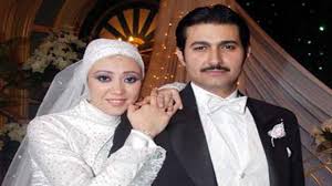 ولد في الإسكندرية هو ابن المخرج «جلال توفيق» وهو الشقيق الأكبر للممثل رامز جلال نشأ في بيئة فنية عشق الفن منذ صغره، دخل عالم الفن عام 1983 في فيلم «الراقصة والطبال» وهو في الرابعة عشر من عمره. Ø´Ø§Ù‡Ø¯ Ø²ÙˆØ¬Ø© ÙŠØ§Ø³Ø± Ø¬Ù„Ø§Ù„ Ø§Ù„Ù…Ø­Ø¬Ø¨Ø© ÙˆÙ„Ù† ØªØµØ¯Ù‚ Ù…Ù† Ù‡Ùˆ Ø§Ù„ÙÙ†Ø§Ù† Ø§Ø®ÙˆÙ‡ Youtube