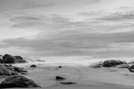 Objek yang ada pada gambar juga sangat minim, diantaranya 1 kapal, 1 pohon, 1 bunga beserta rerumputan, matahari, laut tak berombak, serta 1 pulau. Laut Hitam Dan Putih Alam Pemandangan Kabut Langit Samudra Putih Ketenangan Cahaya Awan Pikist