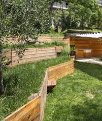 Amenagement D Un Jardin En Pente A L Ombre Des Oliviers Jardin En Pente Amenagement Jardin Bordure Jardin Bois