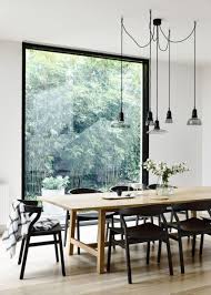Salle A Manger Avec Une Grande Baie Vitree Sur L Exterieur Belle Serie De Suspensions Deco Salle A Manger Deco Salon Inspiration Salle A Manger