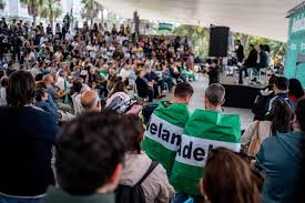 Más de 600 personas hoy en Cádiz en la ola andalucista. Los lugares donde  se deciden hacer los actos dicen mucho de uno. Hay quien los hace en  lugares de moqueta y
