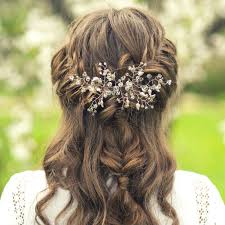 Choisir une coiffure pour un mariage, que vous soyez la mariée, demoiselle d'honneur ou invitée, vous vous devez d'arriver bien coiffée à un mariage. Coiffure Mariee Notre Selection Des Plus Belles Coiffures De Mariee Marie Claire