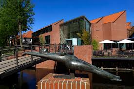 Vollverklinkertes haus mit neuem dach. Kunsthalle Emden Ostfriesland Nordsee