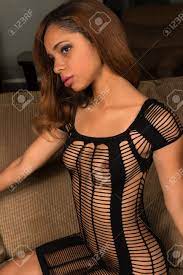 Schöne Junge Afroamerikanische Frau In Einem Schwarzen Kleid Ausschnitt  Nackt Lizenzfreie Fotos, Bilder Und Stock Fotografie. Image 34260539.