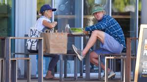 Does owen wilson have tattoos? Ist Owen Wilson Hier Mit Seiner Neuen Partnerin Unterwegs Promiflash De