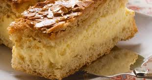 Bienenstich ist immer wieder lecker und ein so schöner kuchenklassiker. Bienenstich Vom Blech Schnelles Rezept Fur Den Kuchenklassiker Bienenstich Kochen Und Backen Pflaumenkuchen Mit Streusel
