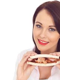 Giovane donna mangiare pollo Kebab con insalata — Foto stock di ©  richardmlee #59166659