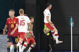 Savunma oyuncusunun attığı geri pası kaleci simon kontrol edemedi ve top ağlarla buluştu. Lewandowski Gives Poland 1 1 Draw Against Spain At Euro 2020
