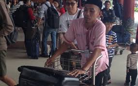 Lewat layanan ini, railink menyediakan tenaga porter yang akan membantu membawa bagasi penumpang saat naik dan turun dari kereta bandara. Tugas Porter Bandara Adalah