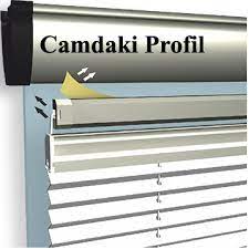 Mutfaklarda bulunan camlarda ve kapılarda kapıya cama monte edilen mekanizmalı perdeler de şık. Yapistirmali Plise Perde