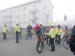 Sicherer Schulweg In Schwetzingen Polizisten Zogen Ohne Licht Radelnde Schuler Aus Dem Verkehr Nachrichten Aus Der Metropolregion Rhein Neckar Rnz