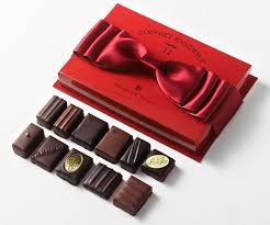2014 Henri Le Roux Un Petit Ecrin Rouge Flamboyant Plein De Douceur Et D Attention A Partager A Emballage Chocolat Chocolat Saint Valentin Saint Valentin