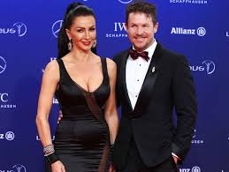 Mihaela rădulescu is a romanian socialite, television presenter, model, and businesswoman. Povestea De Iubire Dintre Mihaela RÄƒdulescu Si Felix Baumgartner Au O RelaÅ£ie De Cinci Ani Dar Nu S Au CÄƒsÄƒtorit
