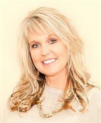 Lana Pennington's Instagram, Twitter & Facebook