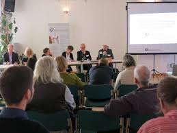 Das haus der demokratie und menschenrechte ist eine denkwerkstatt, ein ort des dialogs und der arbeit für mehr teilhabe der bürgerinnen und bürger an den entscheidungen der modernen gesellschaft. Fachgesprach Wie Weit Noch Zur Verwirklichung Des Sozialen Menschenrechts Auf Ein Hochstmass An Gesundheit Im Haus Der Demokratie Und Menschenrechte Azize Tank