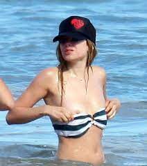 Avril Lavigne Nip Slip – TheFappening