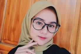 Kesesuaian muka dengan kaca mata kaca mata pada asasnya merupakan penambahbaikan untuk mereka yang ingin memperbetulkan penglihatan yang kabur. 4 Model Kacamata Cocok Untuk Wajah Bulat Dan Berhijab Womantalk
