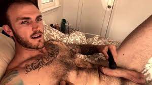 Christian Wilde golpea y golpea con un vibrador! ver en linea