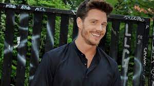 Helene fischer bestätigte die traurige nachricht: Thomas Seitel Helene Fischers Neuer Als Hilfs James Bond In Werbeclip Leute Bild De