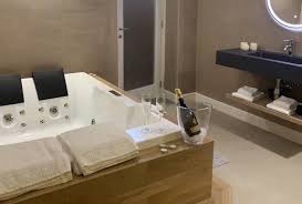 Open space realizzare la camera da letto con bagno stile bagno. Pernottamento Di Una Notte In Suite Con Vasca Idromassaggio In Camera Per 2 Persone