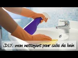 Decouvrez En Video Comment Faire Soi Meme Un Nettoyant Pour La Salle De Bain Pou Nettoyant Salle De Bain Nettoyer La Salle De Bain Salle De Bains Gris Et Bois