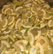 Il composto propone un delizioso equilibrio tra il sapore pungente dei limoni e la dolcezza dello zucchero. Marmellata Di Limoni E Rosmarino Lacuocaignorante