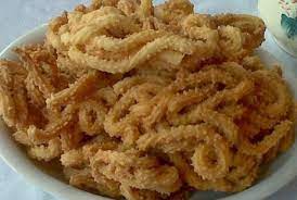 Kue yang satu ini memang cocok kiranya untuk menemani anda saat santai, saat berlibur, atau untuk sekedar menemani perjalanan jauh anda dalam kendaraan. Cara Membuat Kue Akar Kelapa Manis Dan Renyah
