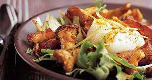 salade de girolles au lard œuf casse recette salade de girolles cuisine cuisine et vin