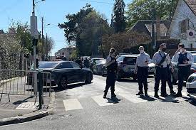 Attaque au couteau contre une fonctionnaire de police à rambouillet. Qdga4yccswhirm