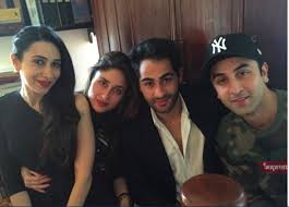 Hot Kareena Karisma And Ranbir Rock The Christmas Selfie Kareena Kapoor Kareena Kapoor Khan Bollywood