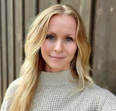 Samantha Kearney's Instagram, Twitter & Facebook