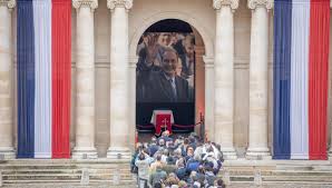 La voix du président jacques chirac dans des extraits de ses principaux discours se mêle au son des cloches. Mort De Jacques Chirac Tres Forte Affluence Pour L Hommage Populaire Aux Invalides