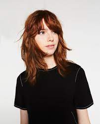 Beautiful Auburn Hair On Model Who Has Dark Green Eyes Copper Red Hair Hazel Eyes Rote Haare Grune Augen Kastanienbraune Rote Haare Rote Haare Braune Augen