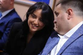 Së bashku me kryetarin e Bashkisë, Tonin Marinaj, dhe deputetin Bujar  Rexha, prezantuam drejtuesit e rinj të Partisë Socialiste në Malësinë e  Madhe, Florida Peraj dhe Elsamed Mukaj. Dy të rinj energjikë