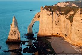 Les Plus Belles Photos De Nature Les Falaises D Etretat Eclairees Par La Lumiere Chaleureuse Du Soleil Couchant Photos De Nature Etretat Photos Paysage