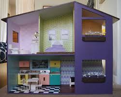 Grande maison de barbie en carton de 1962, très bon état pour son âge. Barbie Maison Avec Leurs Propres Mains De Differents Materiaux