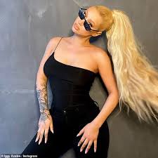 Azalea's debut studio album, the new classic (2014), peaked among the top five of several charts worldwide and received generally mixed reviews. Iggy Azalea Zeigt Der Karriere Sie Wollte Als Kind Und Es Hat Nichts Mit Hip Hop Aktuelle Boulevard Nachrichten Und Fotogalerien Zu Stars Sternchen