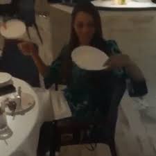 Hanadi Ahmed تكسير صحون في مطعم اوبا اليوناني