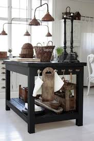 oude brocante meubelen zoals kasten tafels stoelen en accessoires in landelijke stijl zowel romantisch a rustiek kookeiland keuken inrichting thuisdecoratie