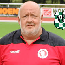 Coach Josef Cherfi greift beim VfR Krefeld-Fischeln nun hart durch