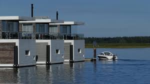 Wir finden die häuser unter und auf dem wasser sehr cool, da sie einerseits gut für die umwelt, anderseits eine lösung vieler probleme sind. Floating Houses Leben Auf Dem Wasser Www Immobilien Journal De