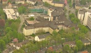 Im schatten der beiden imposanten kirchtürme von st. Elisabeth Krankenhaus Essen