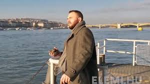 In fact, most of those living in the capital only know from hearse that there are tiny statuettes hidden in the streets. A Mi Hazank Kepviseloje Kalapaccsal Leverte Majd A Dunaba Dobta Az Uj Kolodko Szobrot 24 Hu