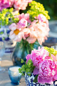 Grab these tips on setting the perfect coastal tablescape with blue and white accents. Easy Outdoor Summer Table Setting Ideas Tips Shabbyfufu Com
