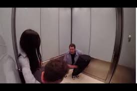 Phil daniels, lynn ferguson, mel gibson and others. Video Un Hombre Partido A La Mitad Espanta En Los Elevadores