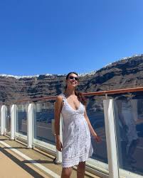 Los últimos recuerdos de un viaje precioso. ❤️GRACIAS A: @arturo.martinez.s  @maricarmen150114 @danamelissamartinez La fortuna de tenerlos como familia.  1. Playa 2. Familia juntitos 3. De fondo Santorini 4. Junto a la preciosa