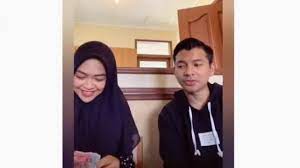 Sedangkan ria ricis adalah nama beken yang disering digunakannya. Manager Reports News Ria Ricis Fiance Today