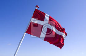 Einst wichtiger handelsplatz für den handel zwischen norwegen und dänemark, zählen heutzutage der tourismus und der fischfang entlang der küste zu den bedeutendsten wirtschaftszweigen. Seefahrt Flaggen Danemark Die Danische Nationalflagge Dannebrog Fototapete Fototapeten Windig Wind Welle Myloview De